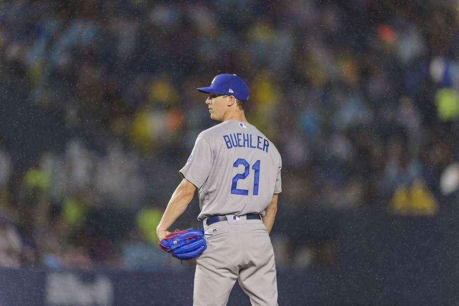 Baseballkaster går væk i regnen under natkamp. — Walker Buehler Wallpapers