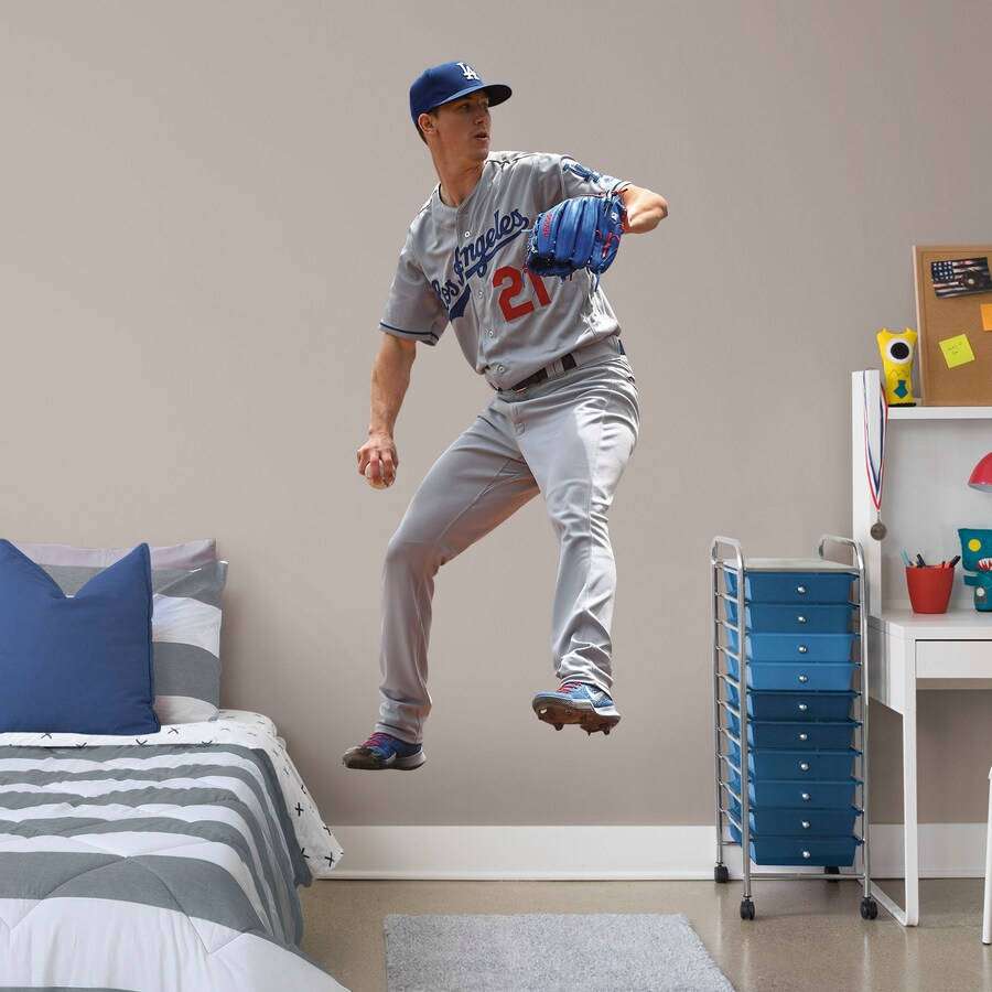 Baseballspieler-Wandbild an der Schlafzimmerwand über Bett und Schreibtisch. — Walker Bühler Wallpaper