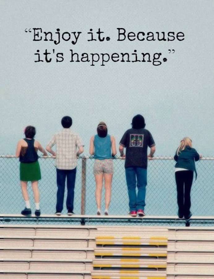 Cinco adolescentes de pie en las gradas mirando un cielo pálido con una cita motivacional. — Wallflower Fondos de pantalla