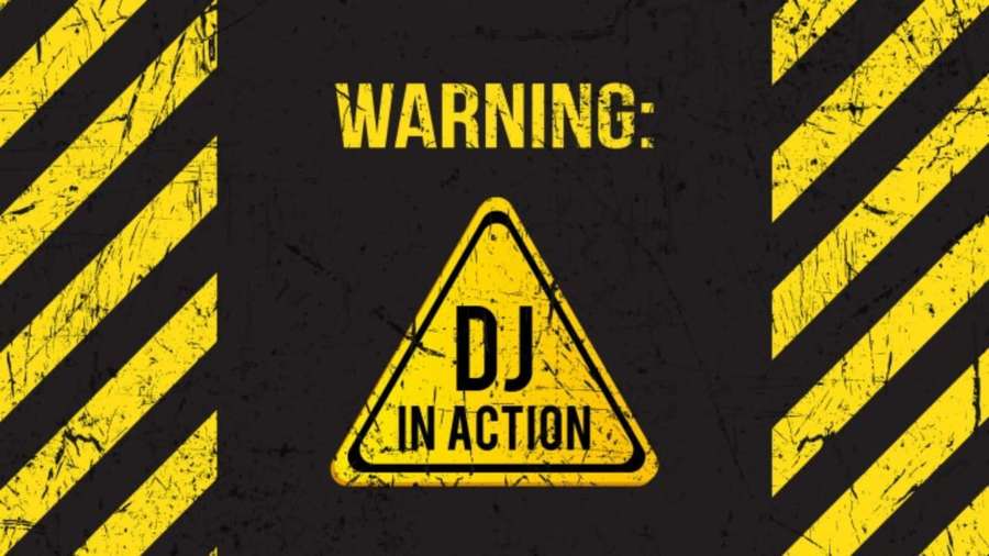Varoituskyltti, jossa teksti DJ toiminnassa mustalla taustalla keltaisilla raidoilla. — Warning Taustakuvat