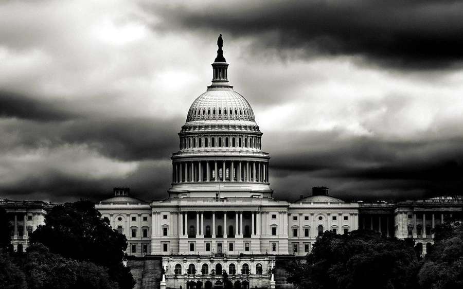 Campidoglio degli Stati Uniti sotto nuvole temporalesche drammatiche in bianco e nero. — Washington Dc Sfondi