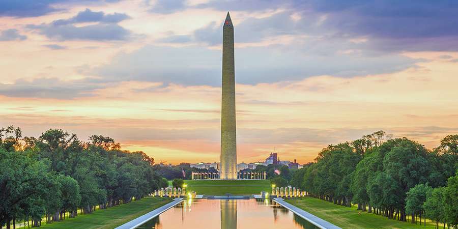 Washington Monument at sunset with reflection in the Reflecting Pool surrounded by trees. — Washington Monument Wallpaper