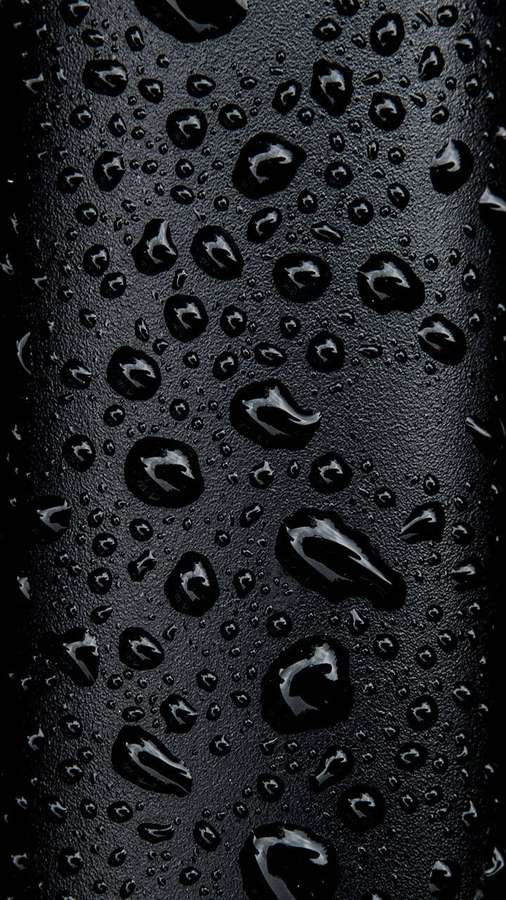 Nahaufnahme von Wassertropfen auf einer schwarzen strukturierten Oberfläche — Wassertröpfchen Bilder Hintergrund Wallpaper