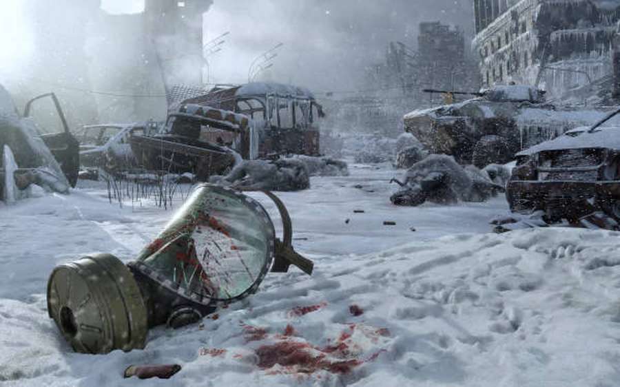 Schnee bedeckt zerstörte Fahrzeuge und Gebäude mit Blutflecken in einer Kriegszone. — Wasteland Bilder