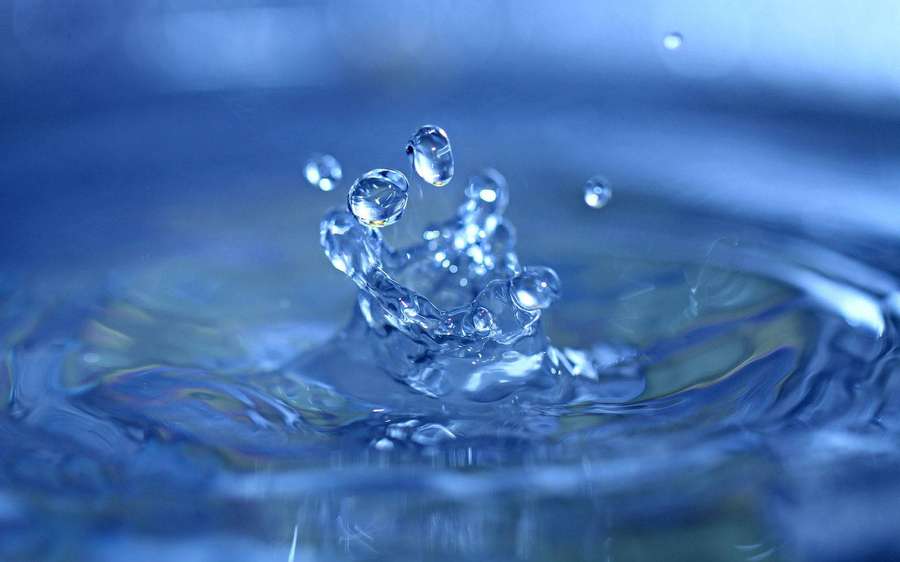 Uma coroa de gotas d'água espirrando em uma superfície de água azul. — Water Papéis de Parede