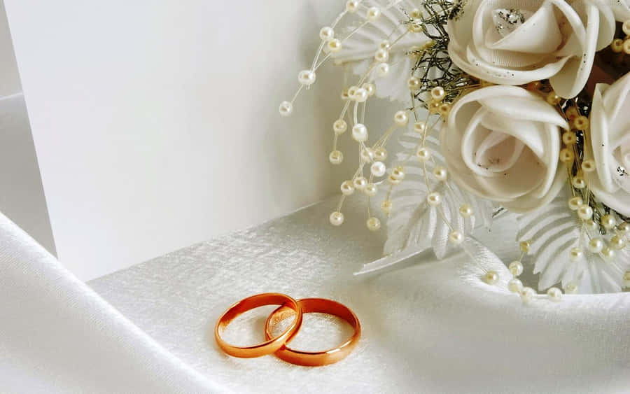 Golden Wedding Rings Stock Photos and Images - 123RF