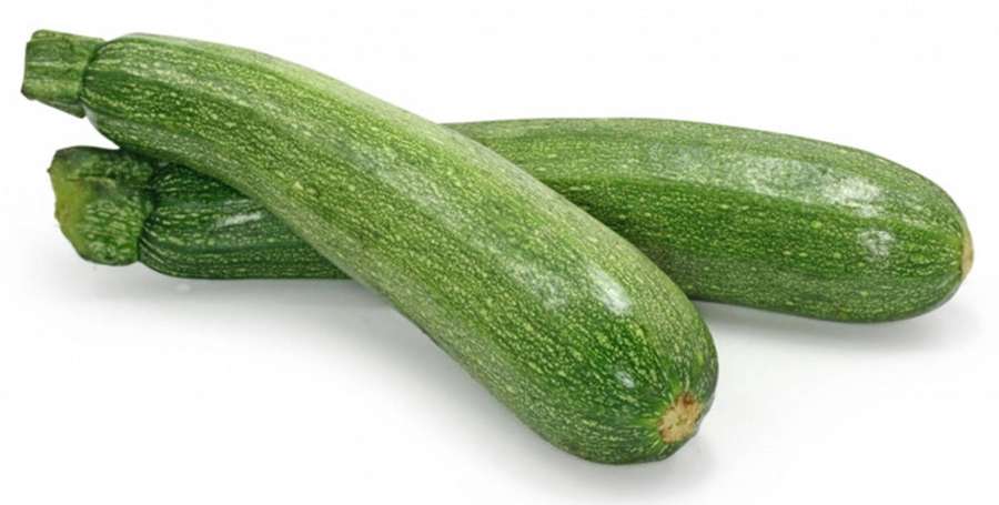 Drei frische grüne Zucchini auf weißem Hintergrund — Weinstock Hintergrund Hintergrundbild