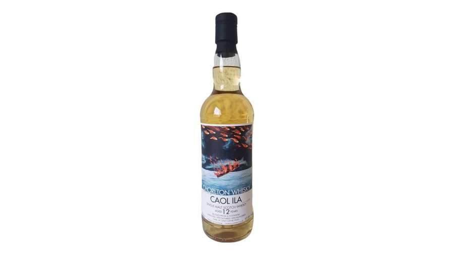 Eine Flasche Caol Ila 12-jähriger Single Malt Scotch Whisky mit einem Etikett mit feurigen Fischen. — Whisky Wallpaper