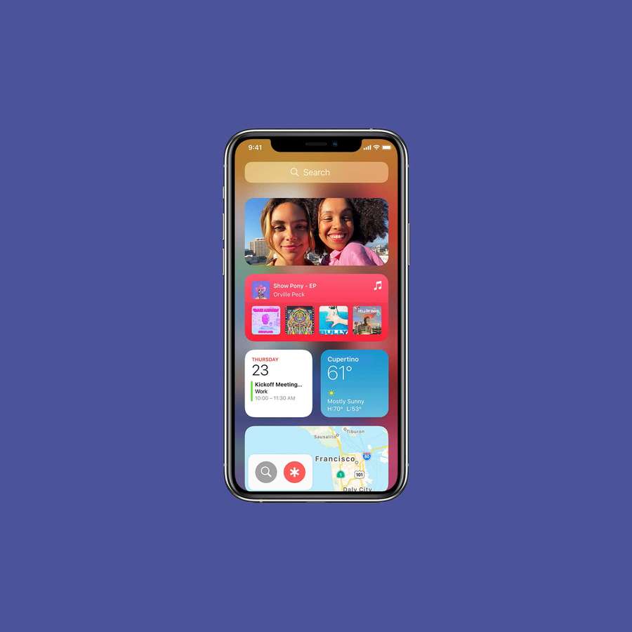 Smartphone zeigt iOS-Startbildschirm mit Wetter-, Kalender- und Musik-Widgets auf blauem Hintergrund. — Widget Bilder
