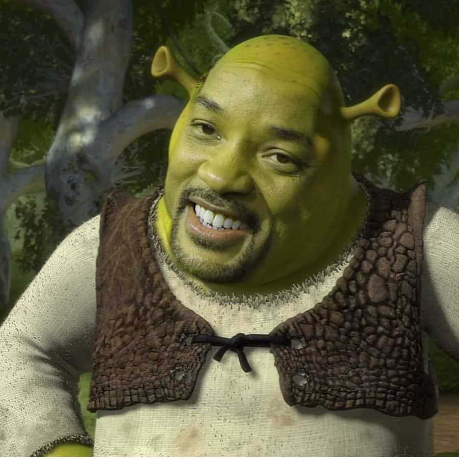 Ein grüner Oger mit spitzen Ohren lächelt in einem Wald und trägt eine braune Weste. — Will Smith Hintergrundbild