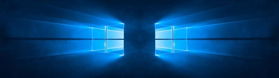 Zwei leuchtend blaue Fenster, die Lichtstrahlen in einen dunklen, nebligen Korridor werfen. — Windows 10 Doppelmonitor Wallpaper