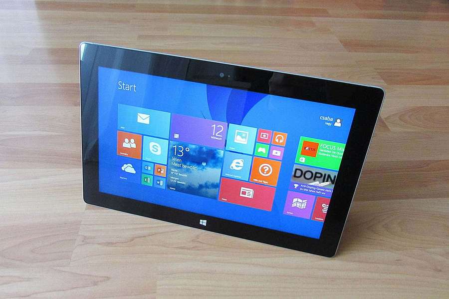 Microsoft Surface -tabletti, jossa Windowsin aloitusnäyttö puulattialla — Windows Talvi Taustakuvat