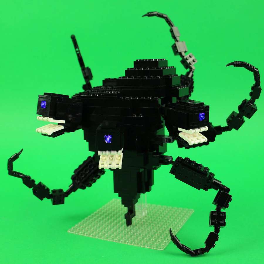 Schwarze LEGO-Spinne mit leuchtend blauen Augen und weißen Fängen auf grüner Grundplatte. — Wither Storm Bilder