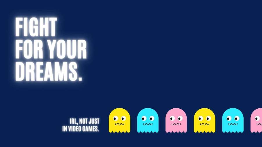 Motivierender Text mit Pac-Man-Geistern, die zur Verfolgung von Träumen im echten Leben ermutigen. — Witze Wallpaper