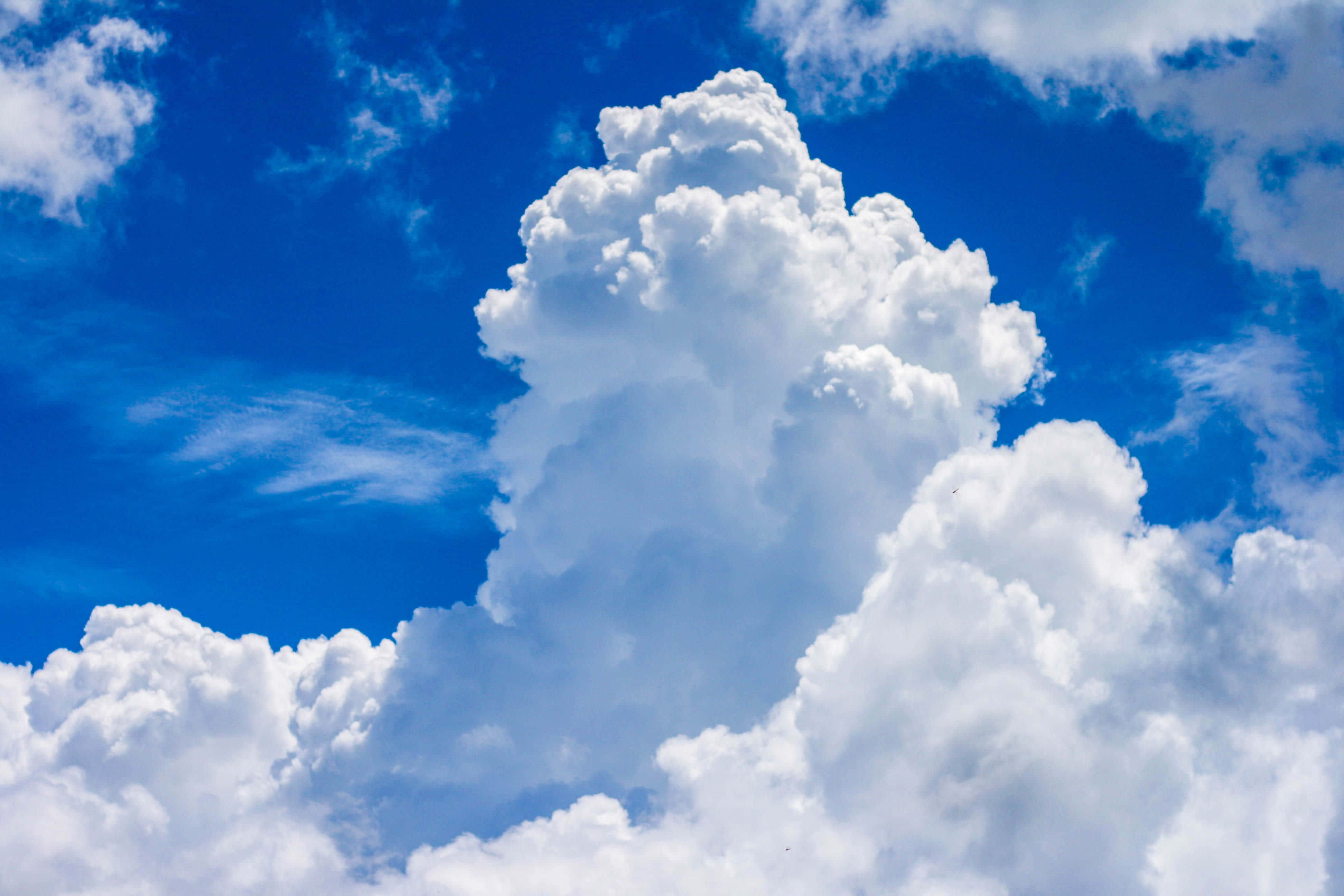 Weiter blauer Himmel gefüllt mit flauschigen weißen Wolken — Wolken 4K Wallpaper