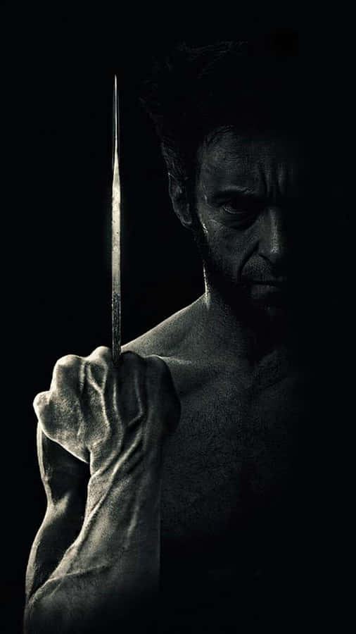 Ein muskulöser Mann mit einer Klinge in einer dunklen filmischen Szene. — Wolverine Bilder