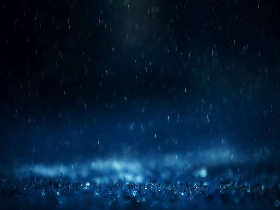 Regen fällt nachts auf Gras unter einem dunkelblauen Himmel mit glühendem Tau. — Wunderschön Dunkel Wallpaper
