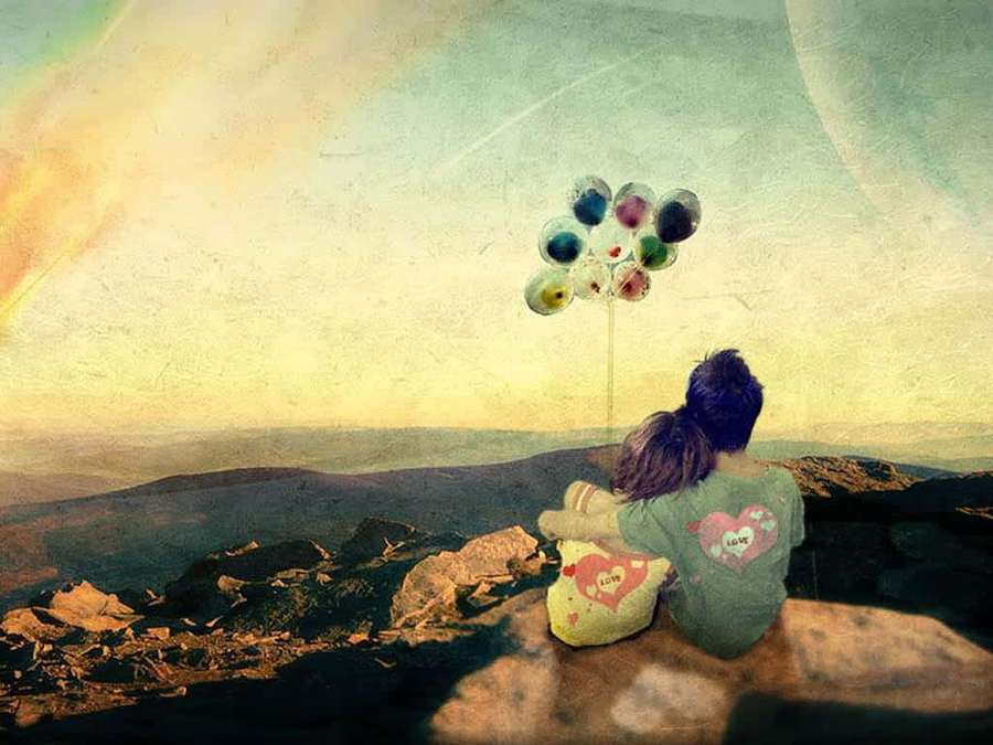 Paar hält Luftballons auf einer Bergklippe unter einem Regenbogen — Wunderschön Romantisch Wallpaper