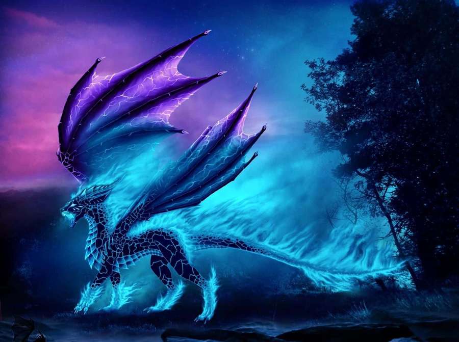 Ein glühender blauer Drache mit lila Blitzflügeln steht in einem dunklen Wald bei Nacht. — Wunderschöner Drache Wallpaper