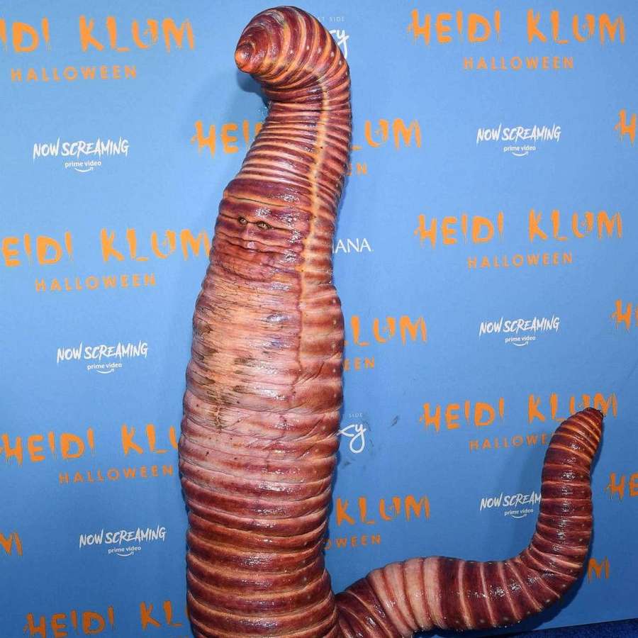 Eine Person in einem Wurmkostüm bei einer Heidi Klum Halloween-Veranstaltung. — Wurm Wallpaper