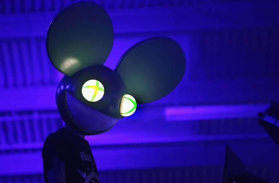 Person iført lysende musemaske med Xbox-logo-øjne under lilla lys. — Xbox Pfp Wallpapers