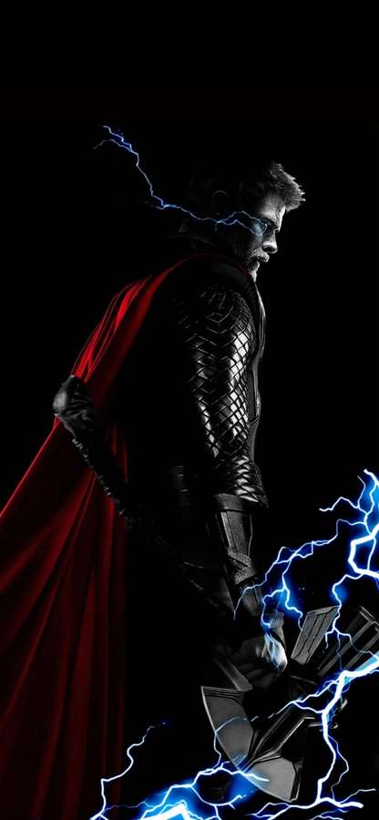 Thor in dunkler Silhouette mit blauen Blitzen und rotem Umhang, der den Hammer hält — Xr Bilder