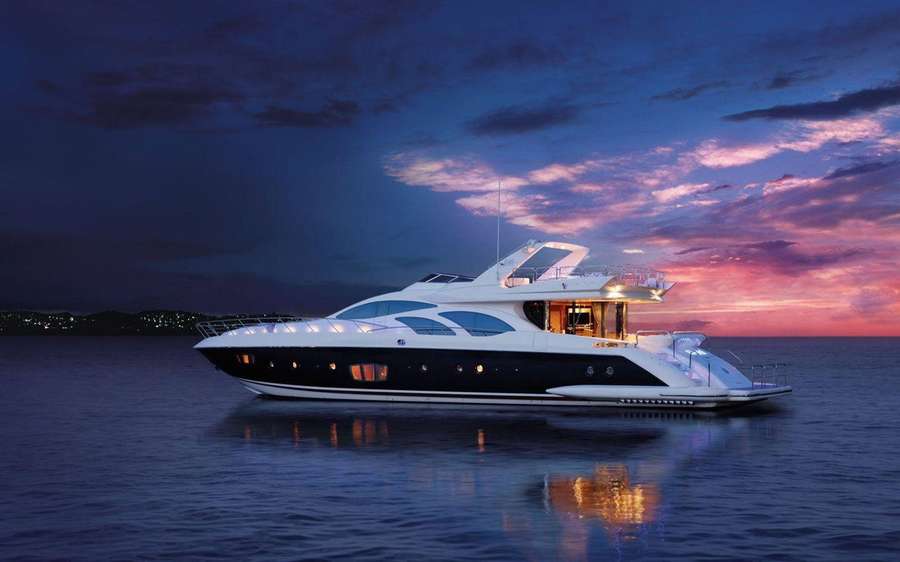 Iate de luxo moderno flutuando em águas calmas ao pôr do sol com reflexo colorido do céu. — Yacht Papéis de Parede