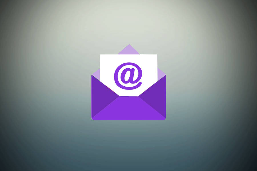 Lila kuvertikon med at-symbol som representerar e-postkommunikation. — Yahoo Mail bakgrund Bakgrundsbilder