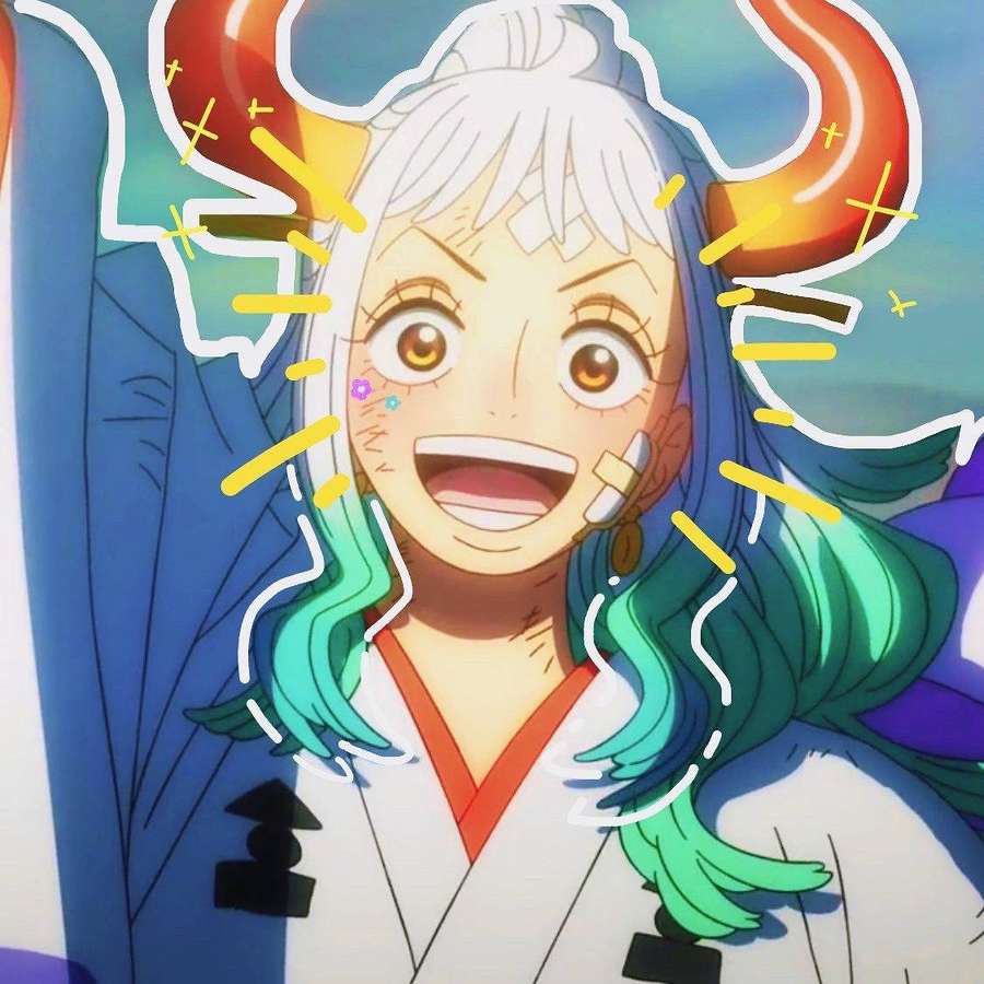 Anime-Mädchen mit weißen und blaugrünen Haaren und feurigen Hörnern, das hell lächelt. — Yamato Bilder