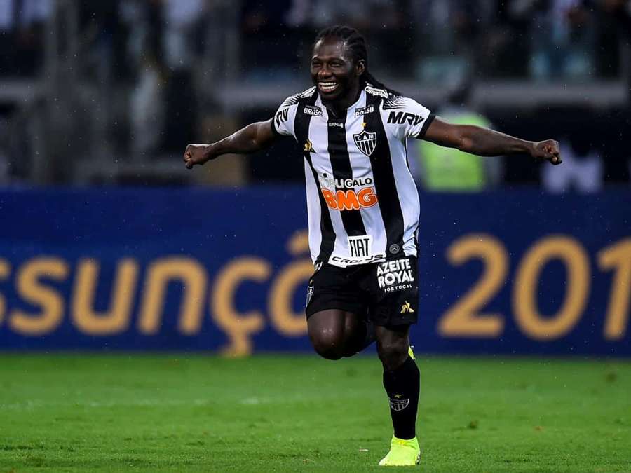 Fodboldspiller fejrer sejr en regnfuld nat på et stadion. — Yimmi Chara Wallpapers