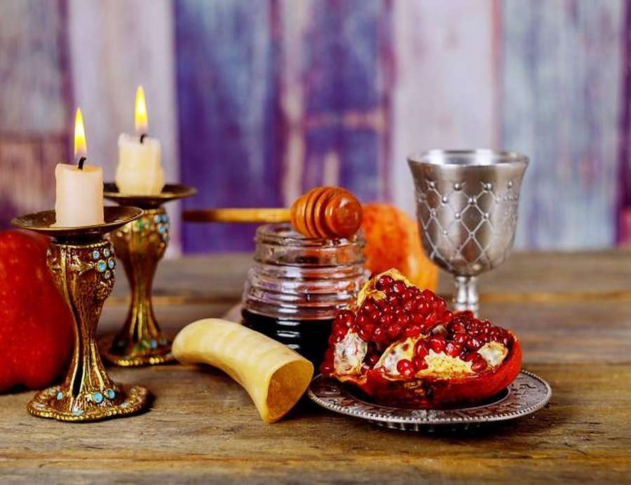 Rosh Hashanah symbols including candles honey pomegranate and shofar on wooden table — Yom Kippur Wallpaper