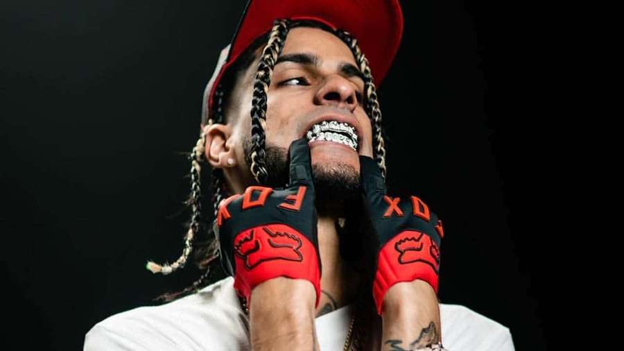 Hombre con cabello trenzado y grillz de diamantes usando guantes rojos y negros. — Yovngchimi Fondos de pantalla