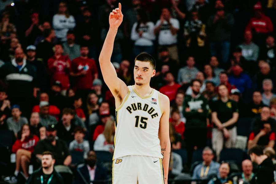 Purdue-Basketballspieler Nummer 15 zeigt während eines Spiels nach oben. — Zach Edey Wallpaper