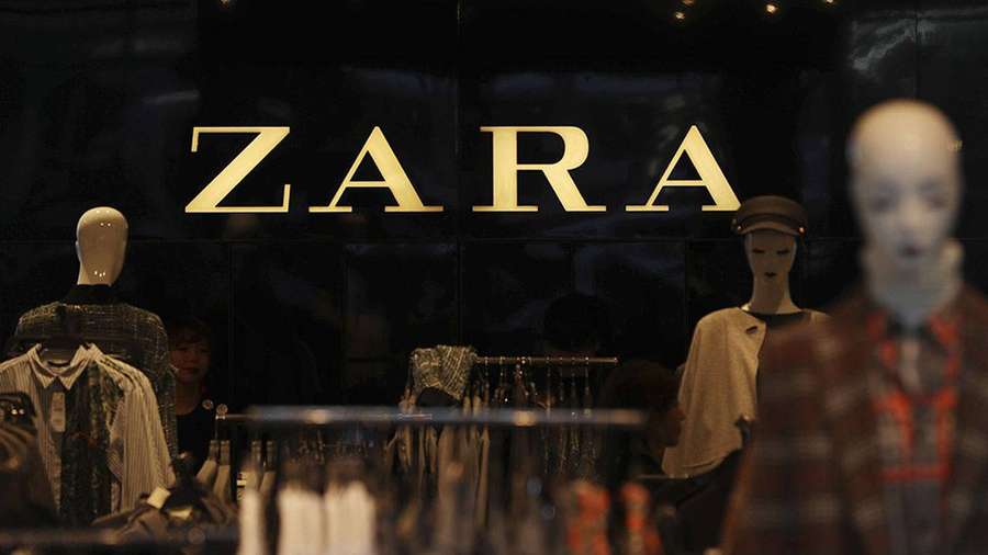 ZARA store window display with mannequins wearing clothes at night. — Zara Background