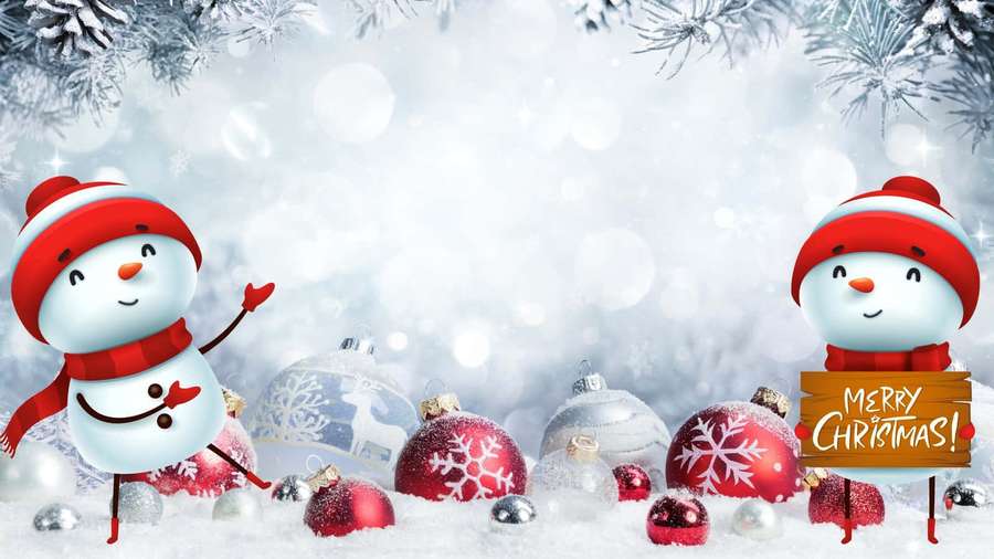 To smilende snemænd holder et 'Glædelig Jul'-skilt blandt julepynt. — Zoom Billeder
