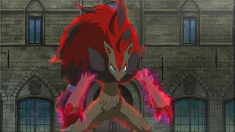 Criatura de anime rojo ardiente con ojos azules brillantes y aura eléctrica frente a edificio gótico por la noche. — Zoroark Fondos de pantalla
