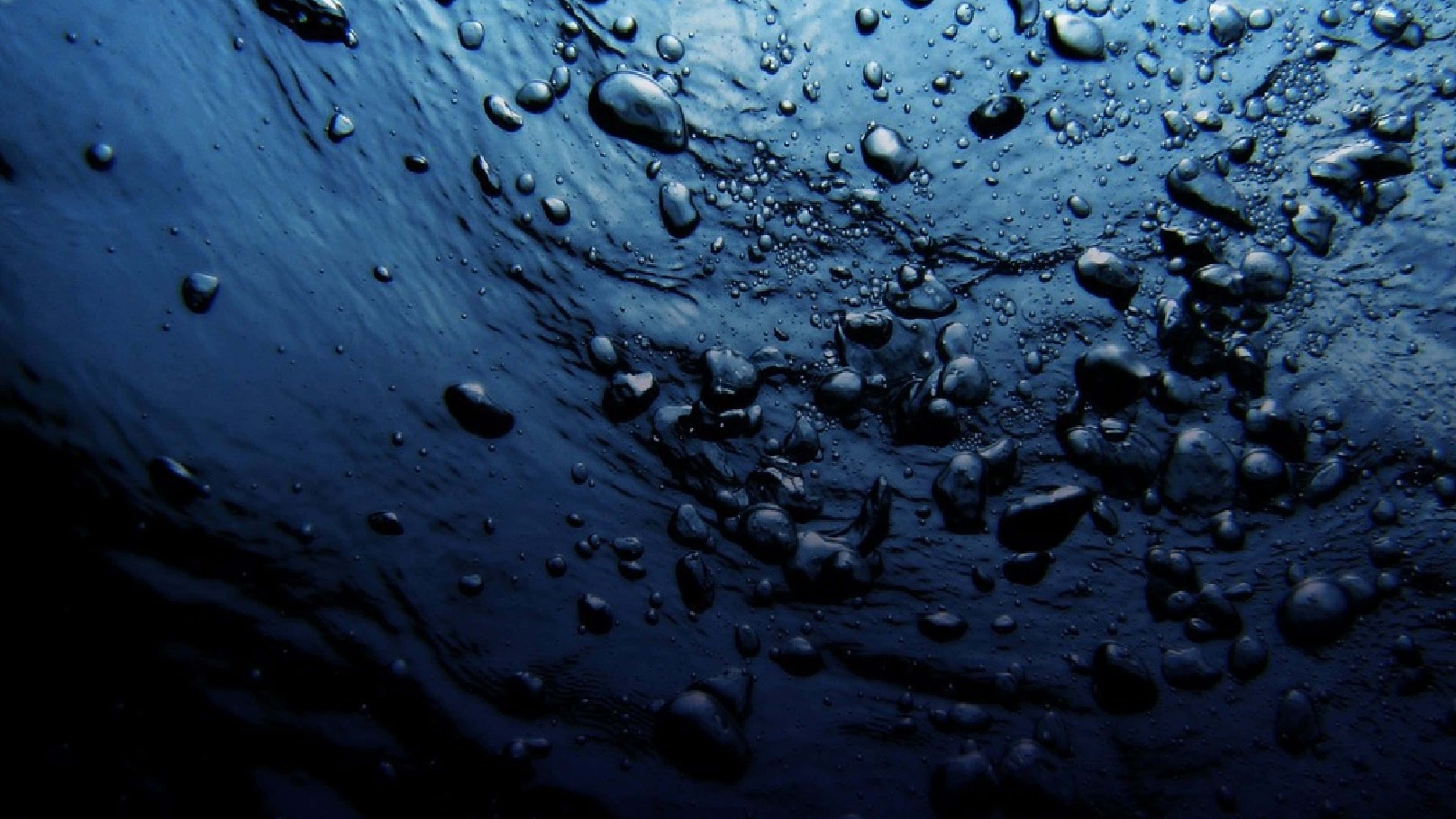 Пузырики под. Пузыри под водой. Темные воды. Капли. Вода обои.