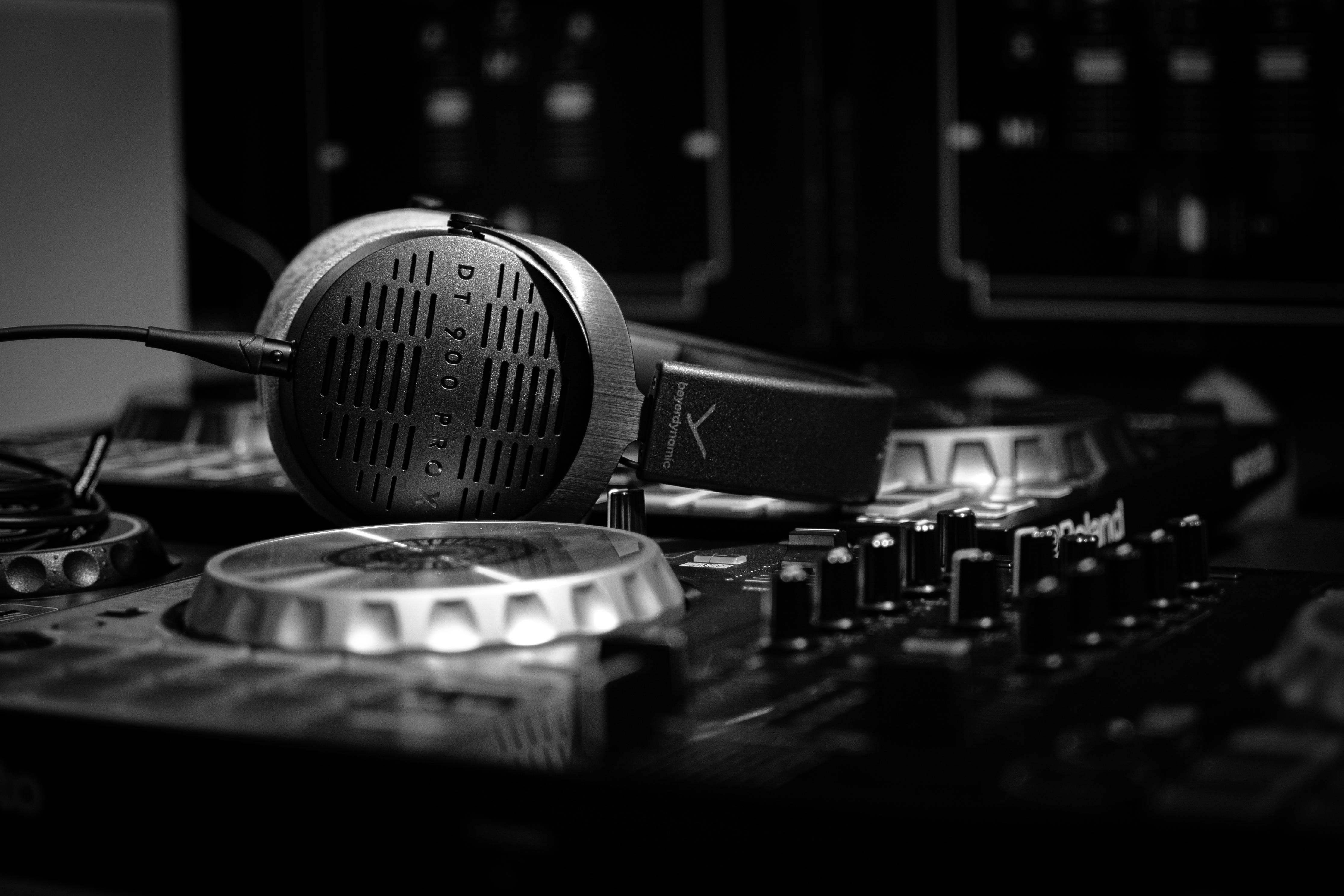 Download Aesthetic Music Dj Sound Mixer And Headphones Wallpaper |  