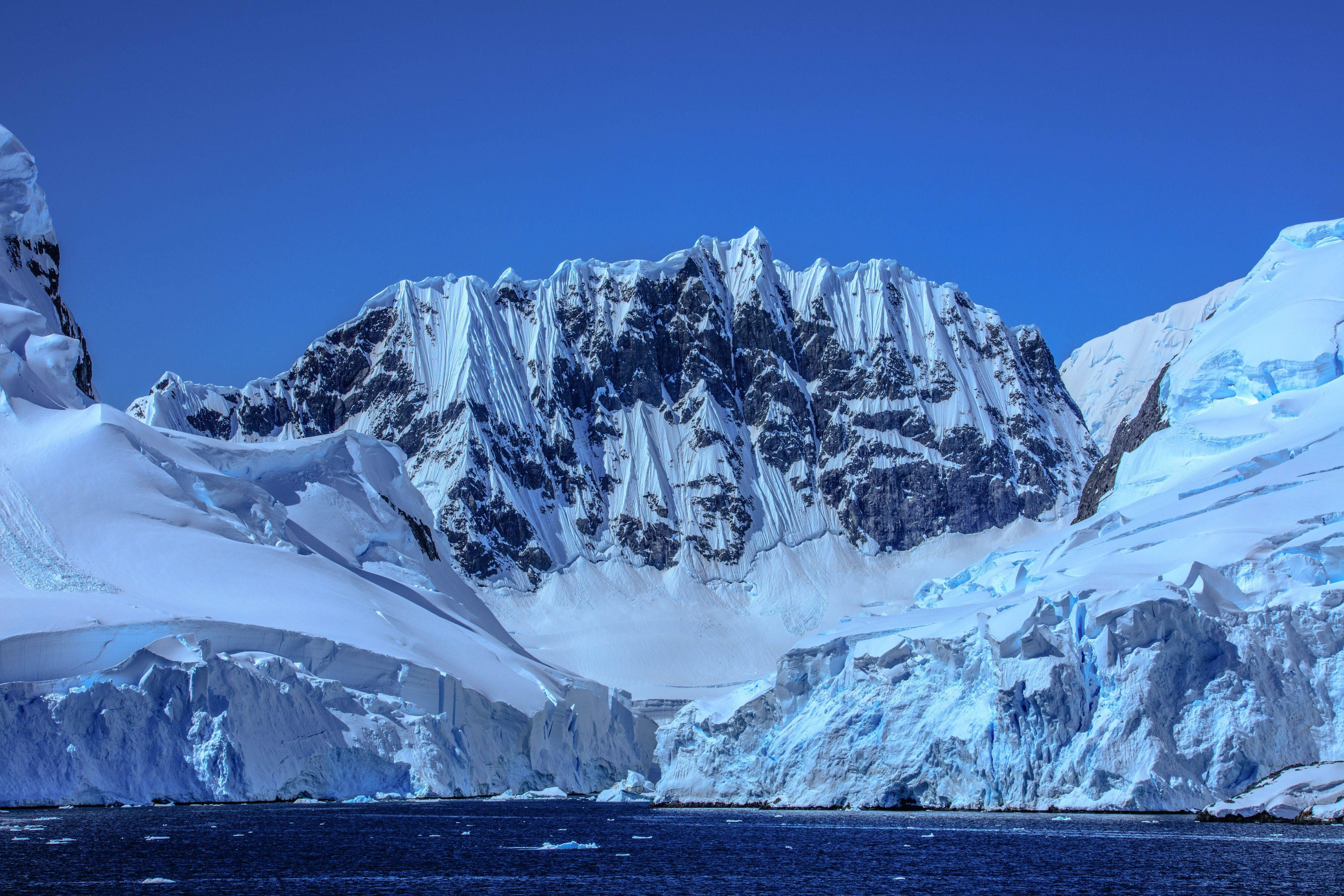 Антарктические горы. Горы Гамбурцева в Антарктиде. Горы Гамбурцева в Антарктиде фото. Снежные горы Антарктида. Ледники в горах.
