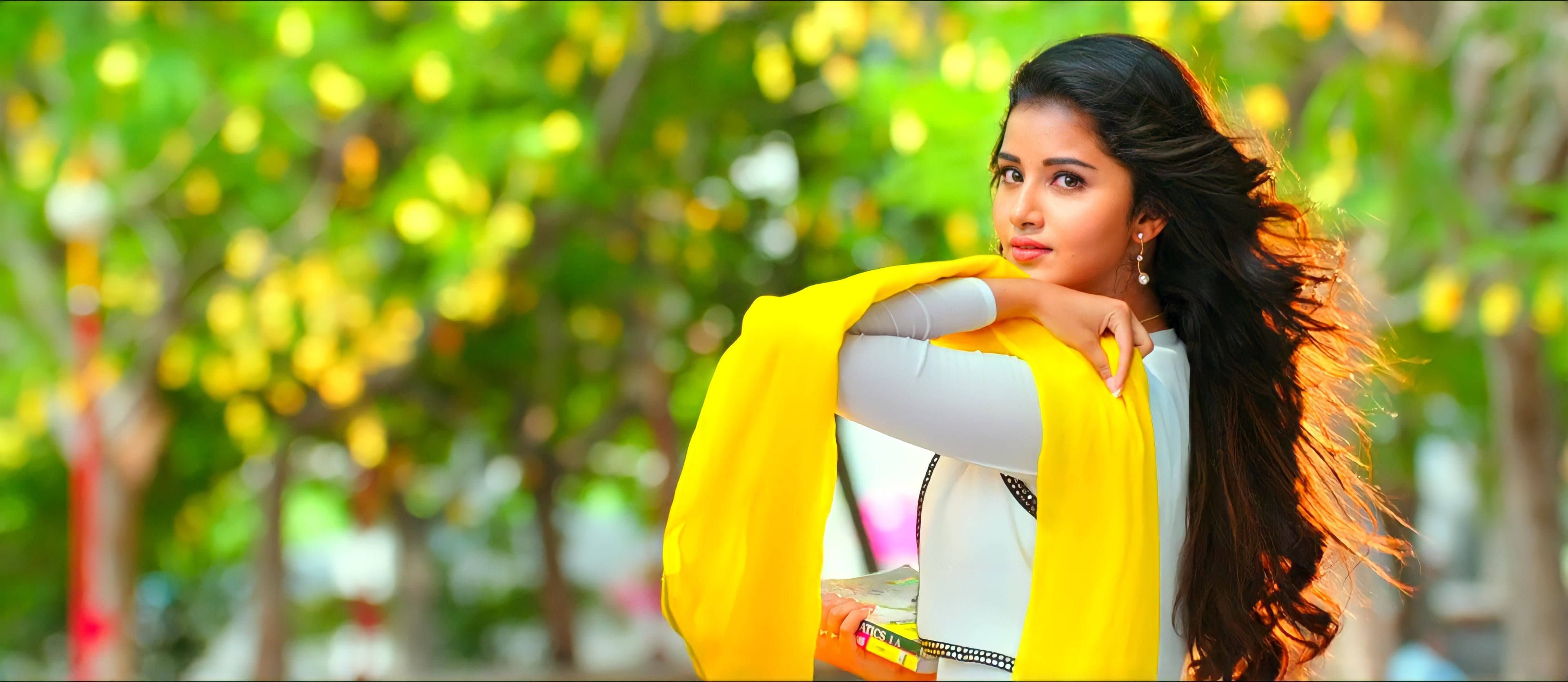 Download Anupama Parameswara Gult Tørklæde Wallpaper | Wallpapers.com