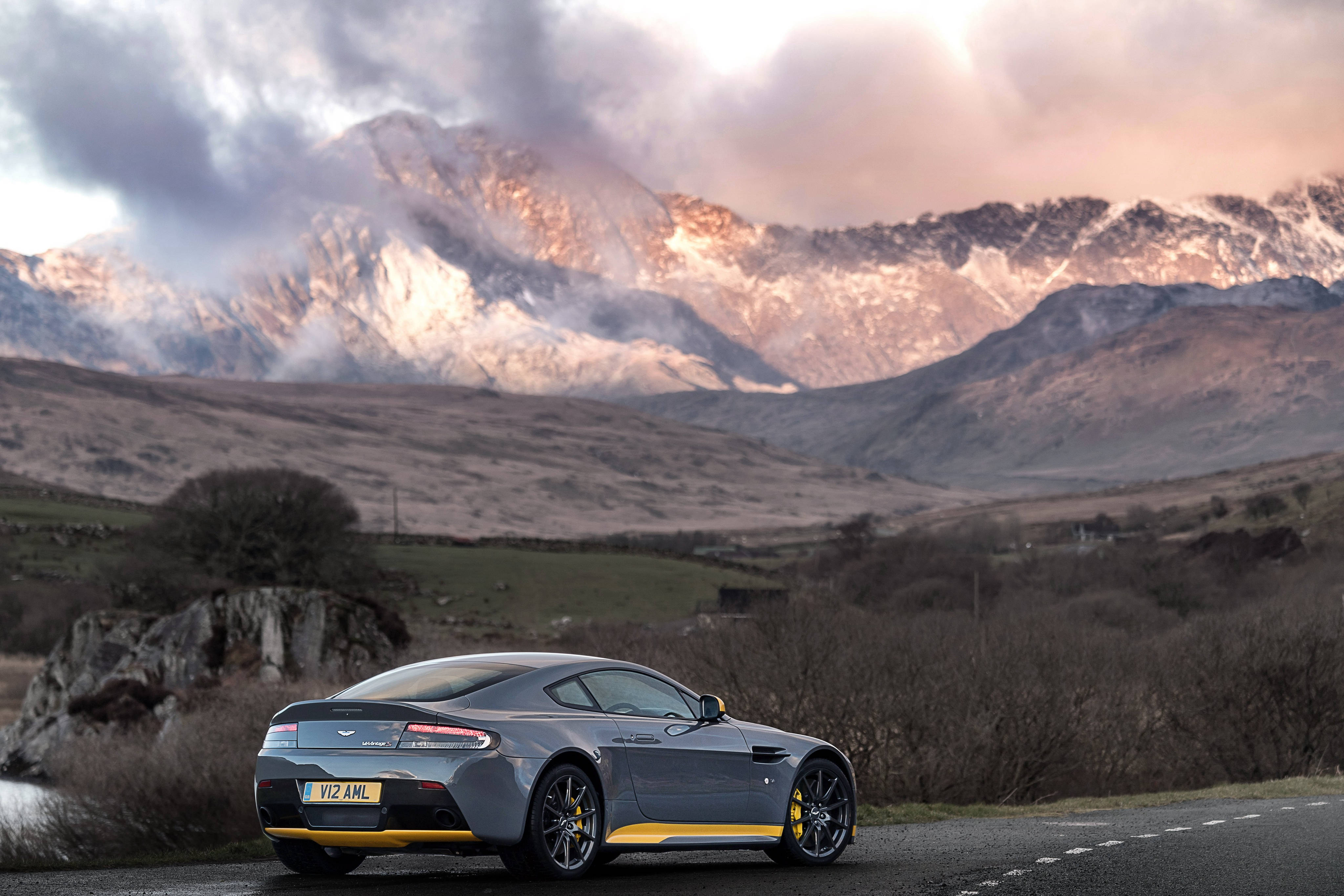 Aston Martin Vantage V12 Background
