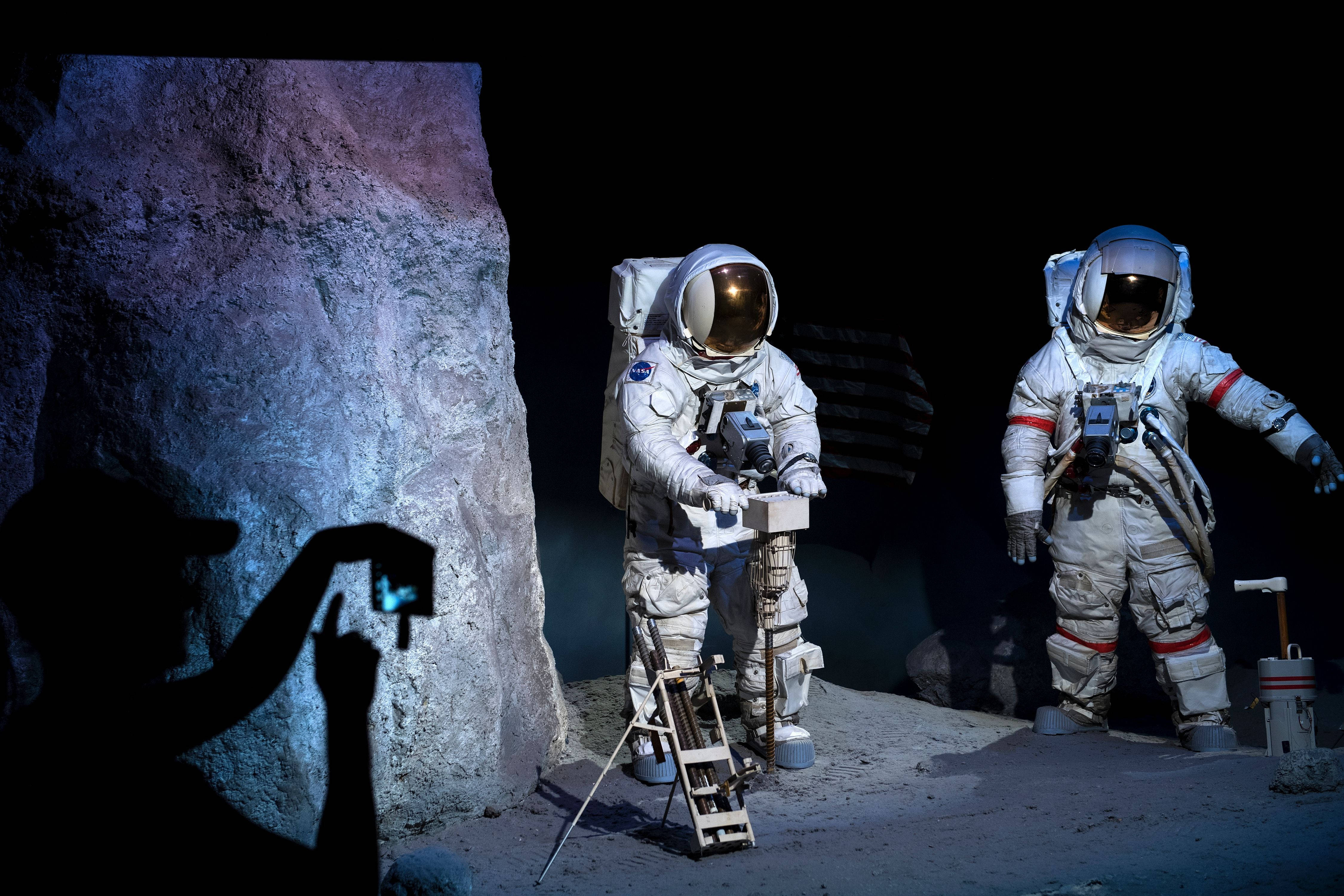 Фото сделано наса в день рождения. Астронавты. Отвергнутые космосом. Хьюстон НАСА. Хьюстон астронавт. Бог астронавт.