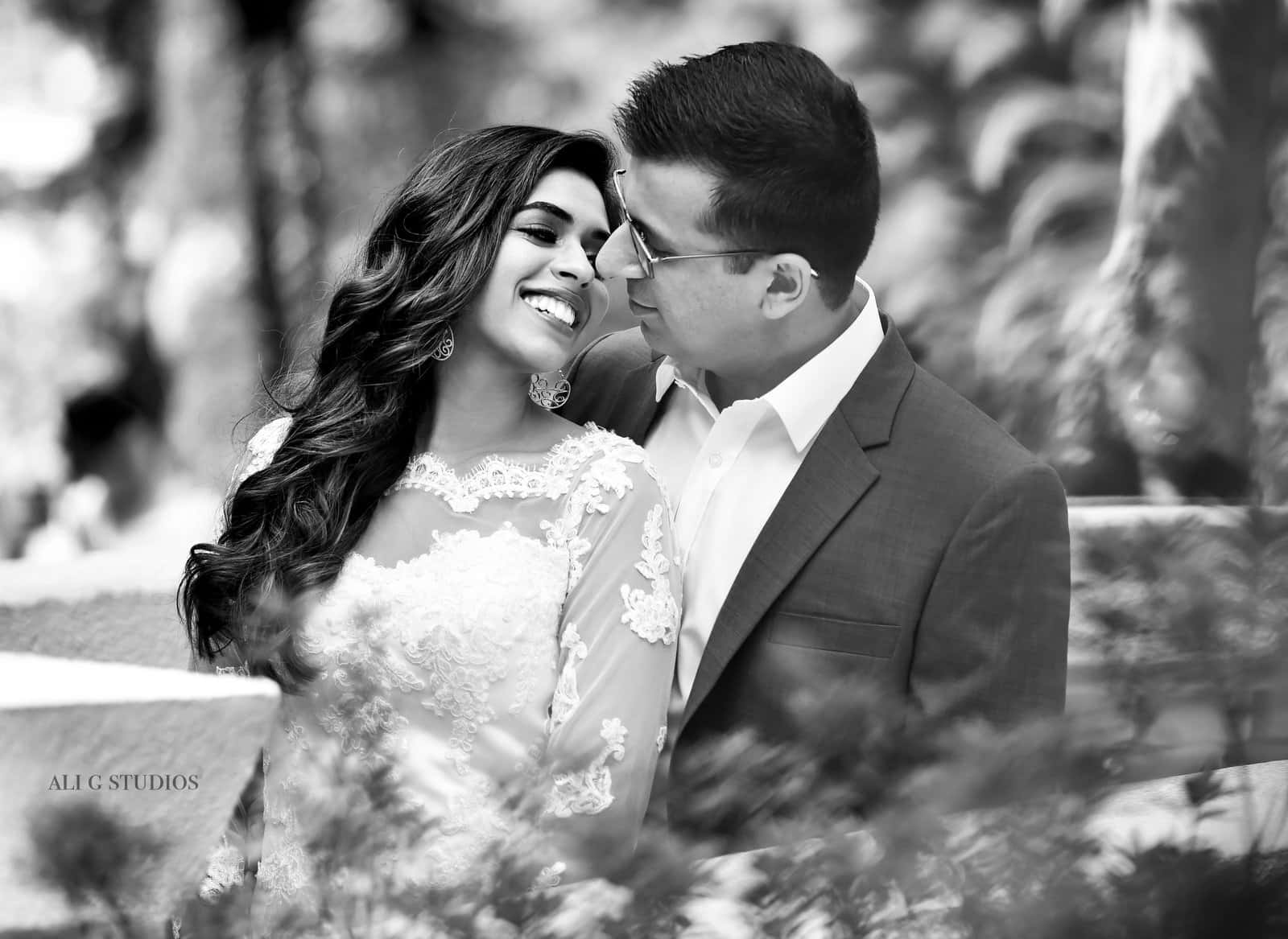 Download A mesmerizing black and white wedding moment captured in time