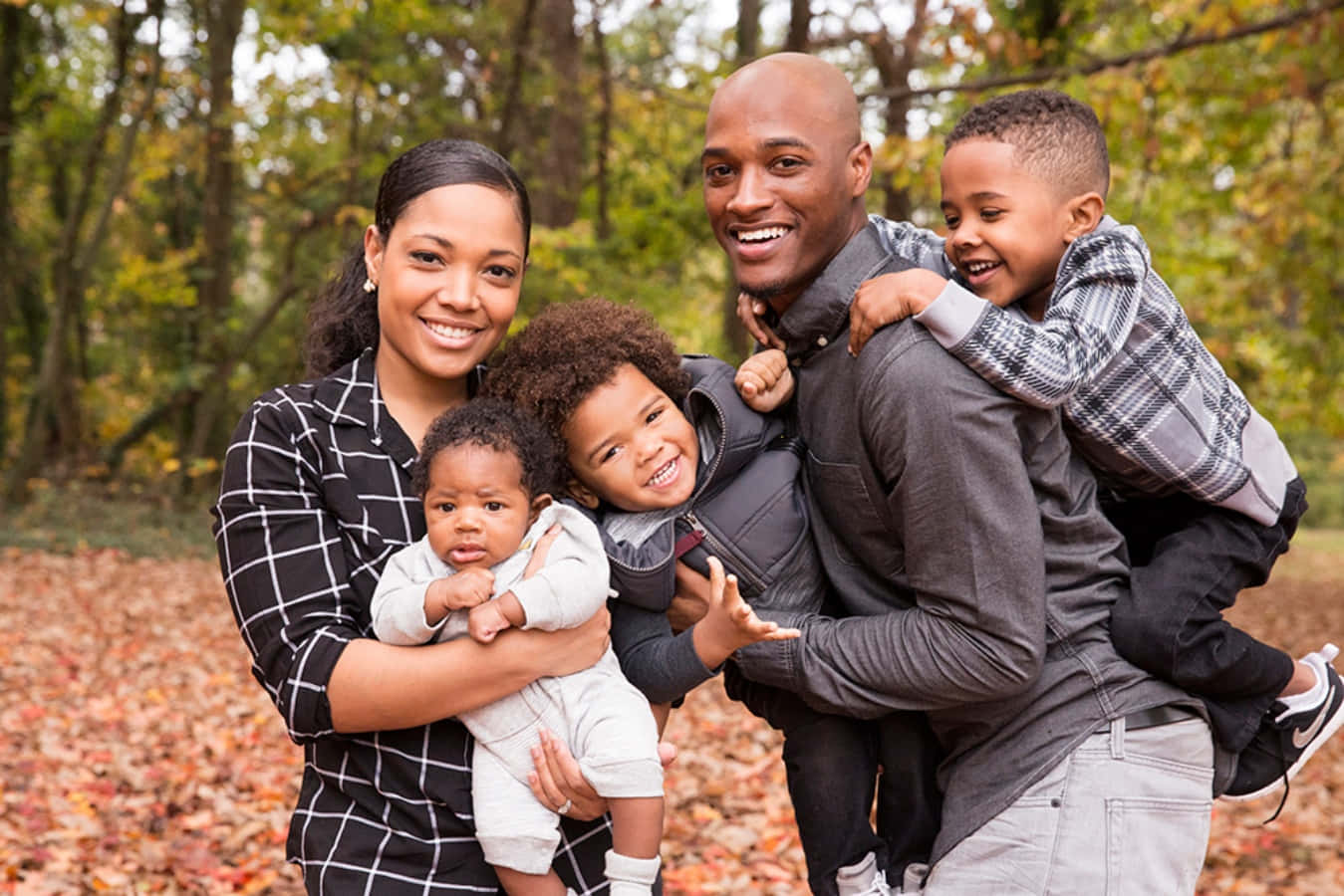 Молодых мам негры. Семья афроамериканцев. Черная семья. Американская семья. Темнокожая семья.