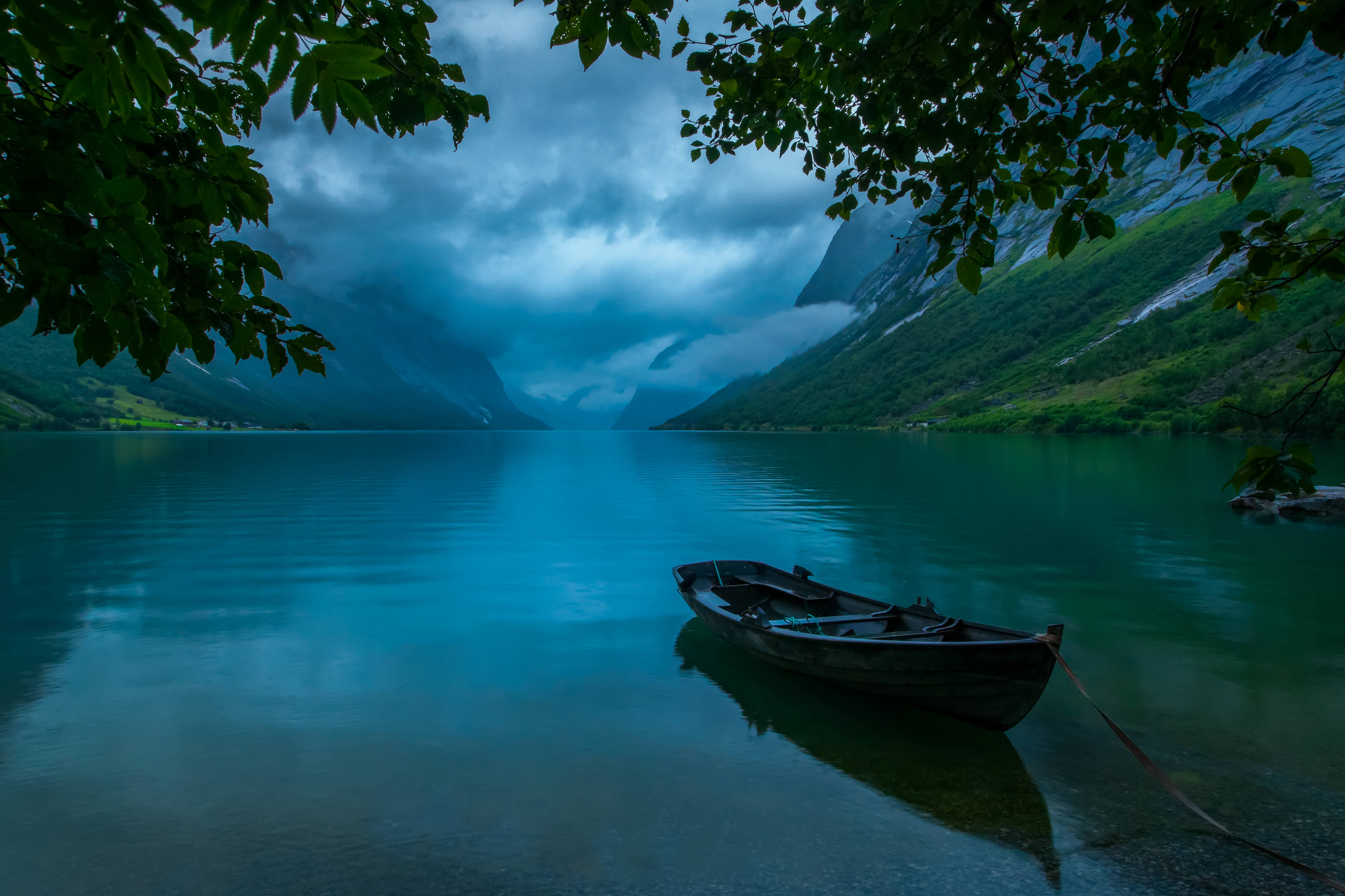 Лодка за 1 час по озеру. Норвегия фьорды лодка. Норвегия фьорды яхта пейзаж. Йольстер Норвегия озеро. Озеро в Норвегии Фьорд.