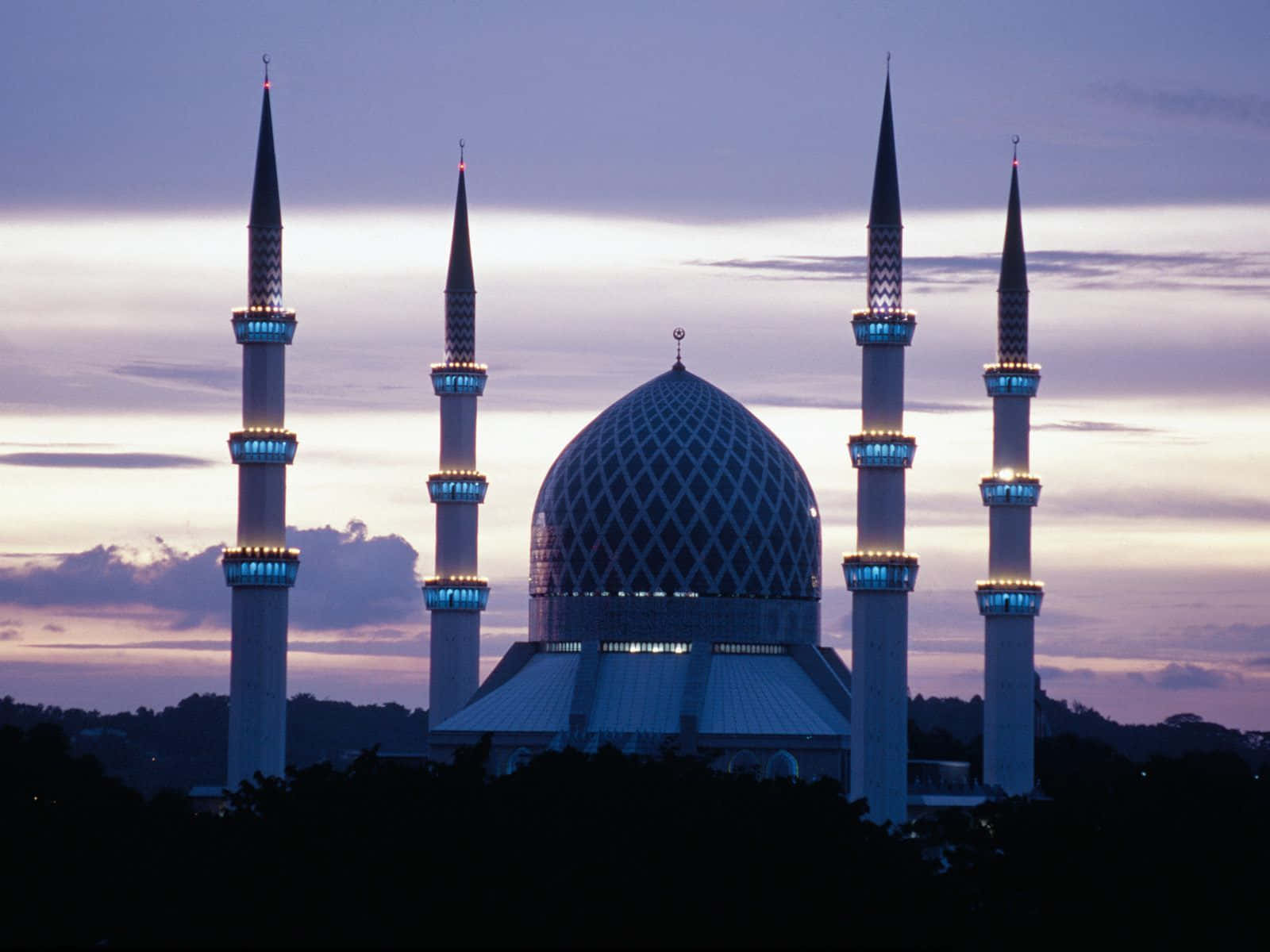Мусульманский край. Мечеть Рамадан Салахуддин. Масжид Шах-Алам Малайзия.