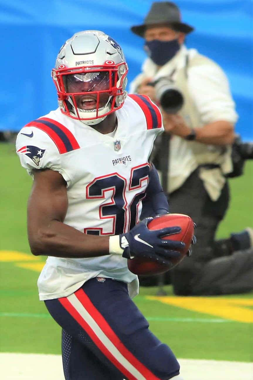 Download Devin Mccourty 863 X 1294 Wallpaper Wallpaper | Wallpapers.com