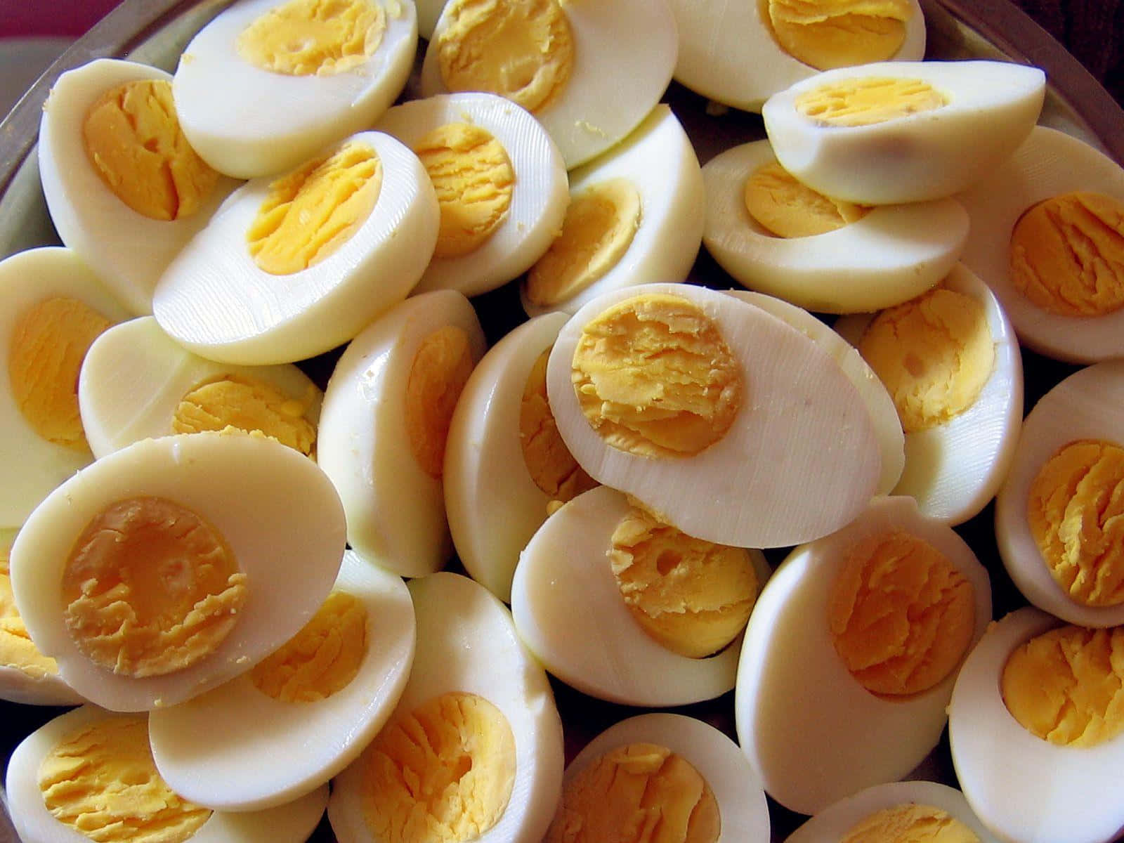 Отварной куриный белок. Вареные яйца. Яйцо куриное вареное. Отварные яйца. Разрезанное вареное яйцо.