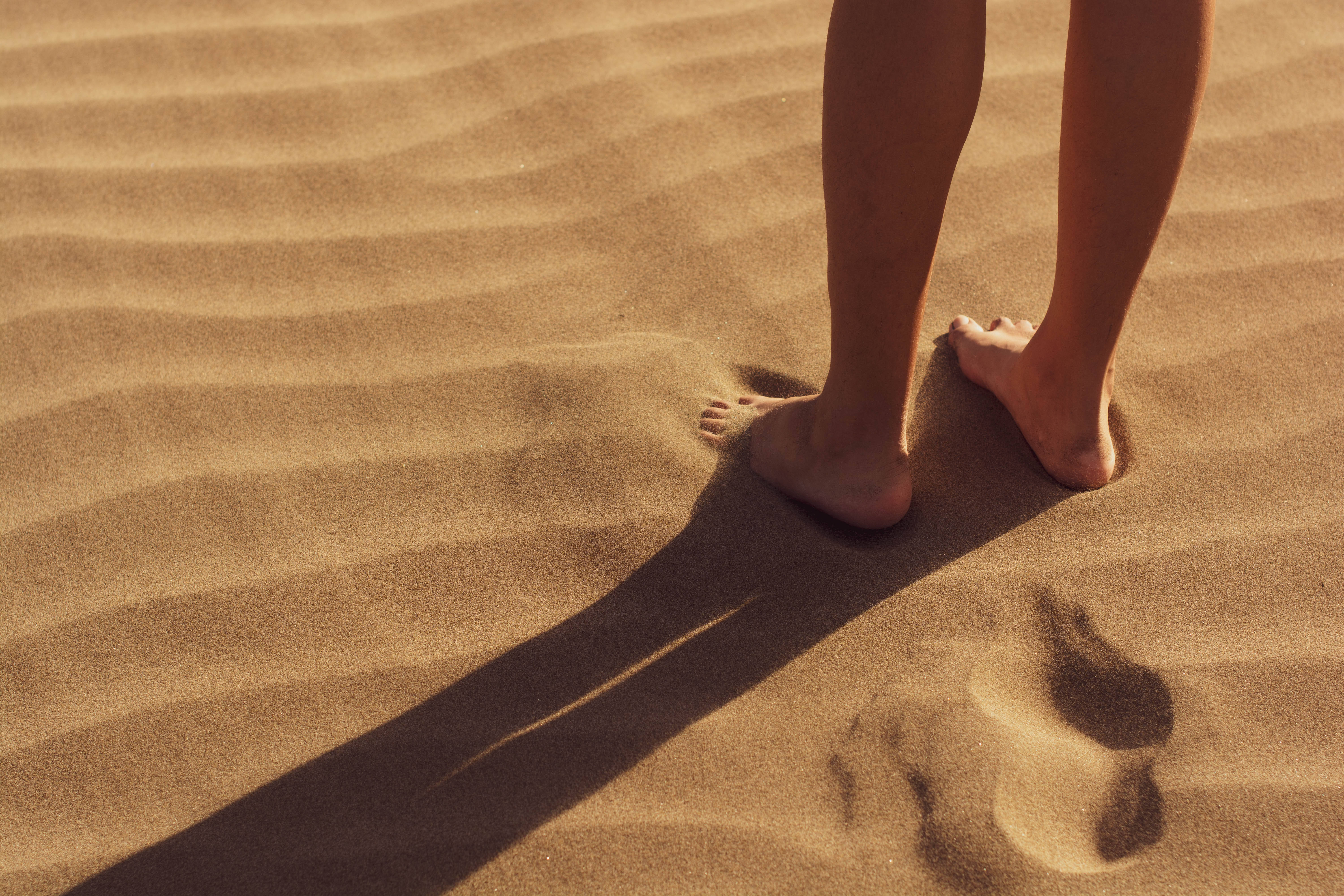 Скучающая нога. Ноги в песке. Женские ноги. Хождение босиком по песку. Горячий песок.