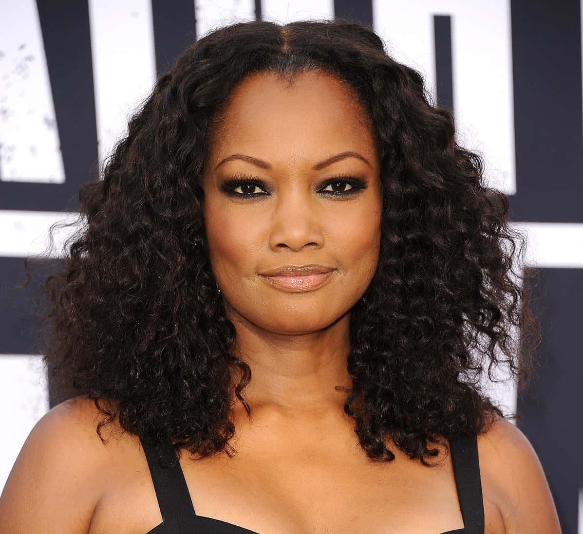 Download Garcelle Beauvais posing for a photoshoot Wallpaper